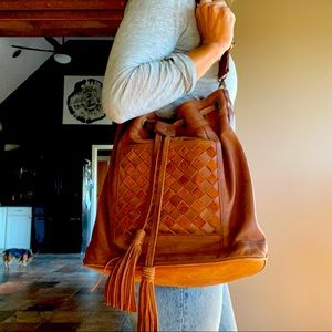 Convertible bucket bag